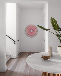 Sometimes, less truly is more🤍 We’re loving the clean lines, sleek finishes, and subtle pops of color that bring just the right amount of personality to this modern design! 🎨 

#houstoncustomhome #houstonhomebuilder #modernliving #luxuryliving